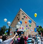 Kircheneingang Menschen Ballons Fest